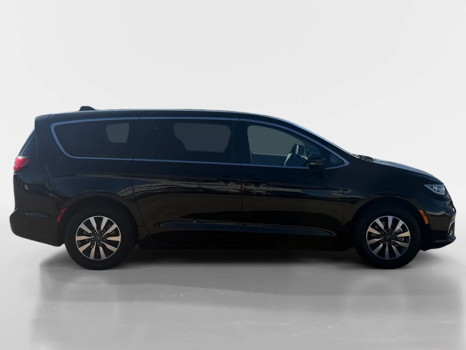 Used 2024 Chrysler Pacifica Limited FWD image 6