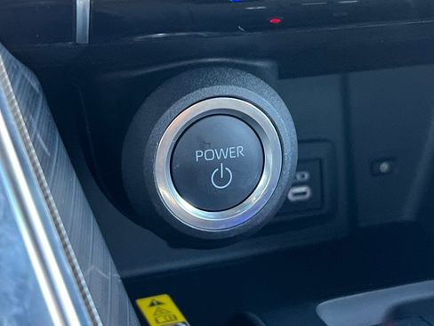 Certified 2024 Toyota Venza XLE image 27