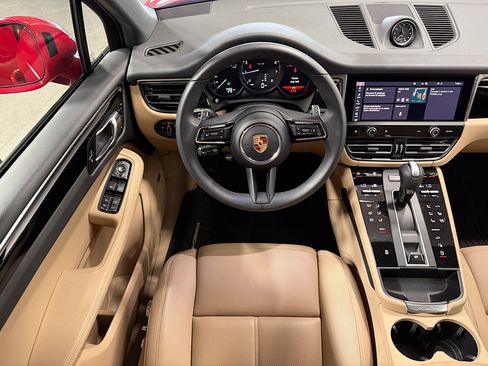 Certified 2025 Porsche Macan image 17