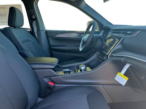 New 2025 Jeep Grand Cherokee Laredo image 24