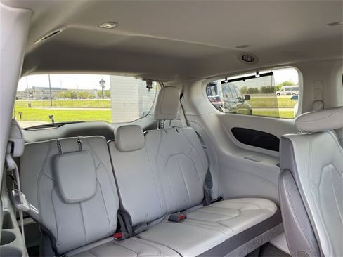 Used 2019 Chrysler Pacifica Touring-L image 17