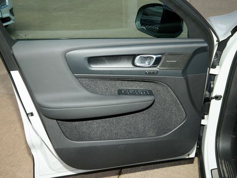 Certified 2023 Volvo XC40 Recharge Ultimate w/ Protection Package Premier image 10