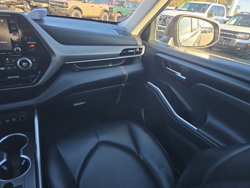 Used 2020 Toyota Highlander XLE image 24
