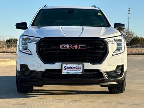 Used 2024 GMC Terrain SLE w/ Driver Convenience Package image 2