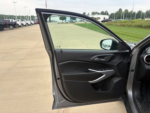Used 2025 Chevrolet Trax RS w/ Sunroof Package FWD image 10