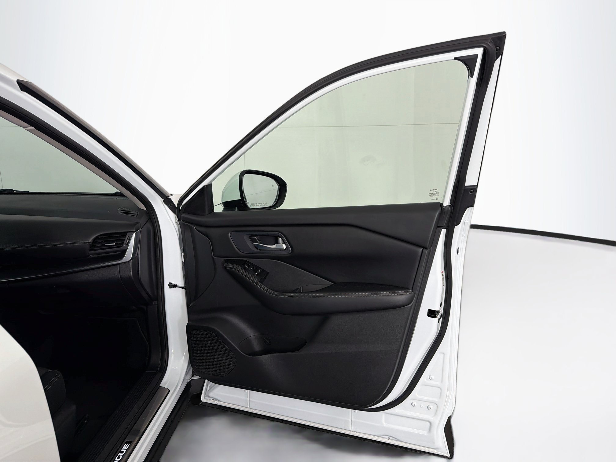Used 2024 Nissan Rogue SV FWD image 32