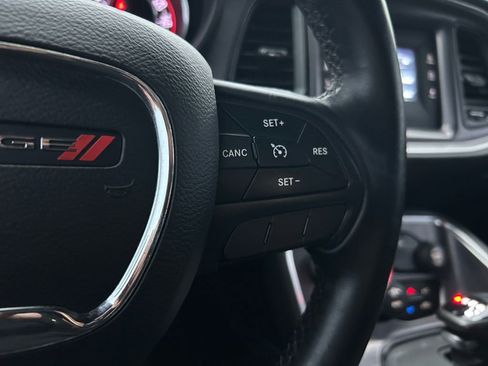 Used 2015 Dodge Challenger SXT image 18