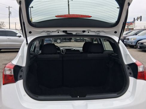 Used 2017 Hyundai Elantra GT image 9