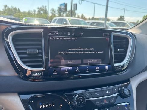Used 2023 Chrysler Pacifica Touring-L FWD image 26