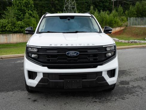 Used 2025 Ford Expedition Active AWD/4WD image 2