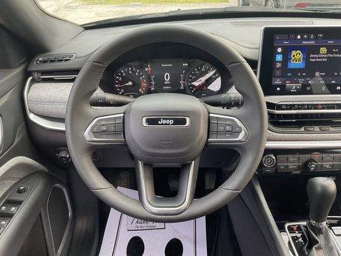 Used 2024 Jeep Compass Latitude image 11