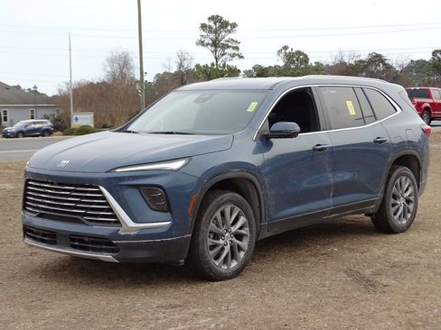 Used 2025 Buick Enclave Preferred image 3