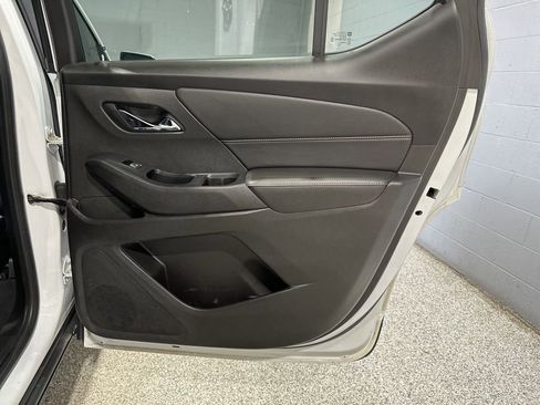 Used 2021 Chevrolet Traverse LT image 19