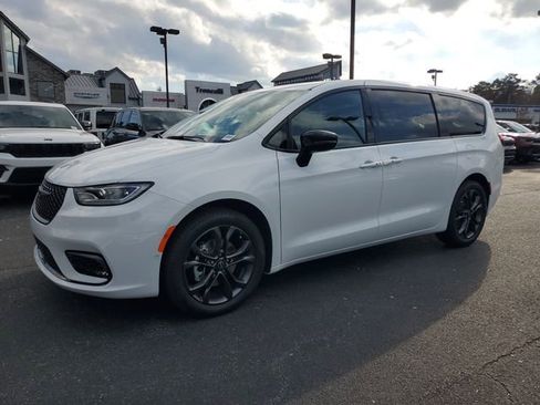 New 2026 Chrysler Pacifica Select image 3