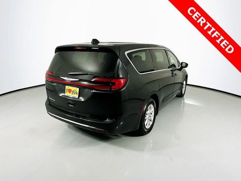 Used 2024 Chrysler Pacifica Touring-L image 9