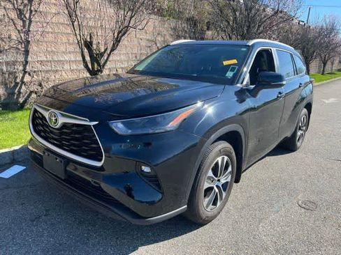 Used 2024 Toyota Highlander XLE image 1