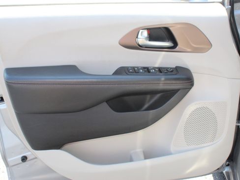 Used 2019 Chrysler Pacifica Touring Plus w/ Tire & Wheel Group FWD image 11