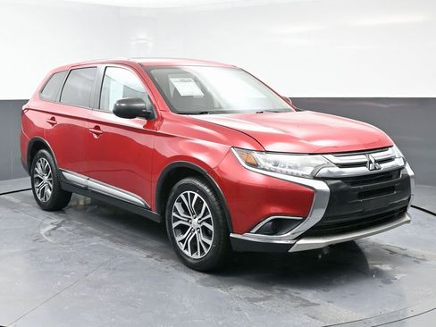 Used 2018 Mitsubishi Outlander ES image 3