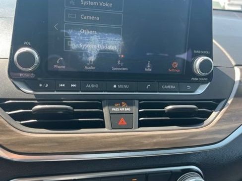 Used 2025 Nissan Altima 2.5 SV FWD image 43