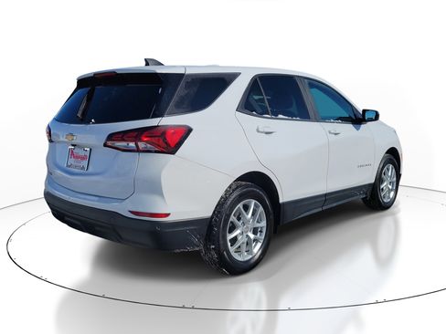 Used 2024 Chevrolet Equinox LS w/ LS Convenience Package image 4