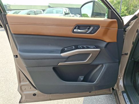 Certified 2023 Nissan Pathfinder Platinum w/ Cargo Package AWD/4WD image 15