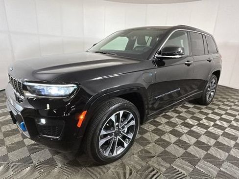 Used 2023 Jeep Grand Cherokee Overland w/ Luxury Tech Group IV AWD/4WD image 6