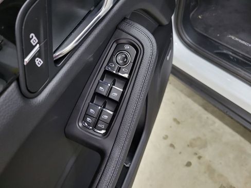 Used 2025 Porsche Macan image 21