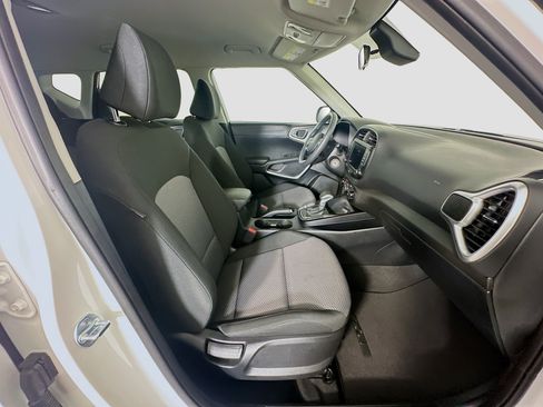 Used 2025 Kia Soul LX w/ LX Technology Package FWD image 30