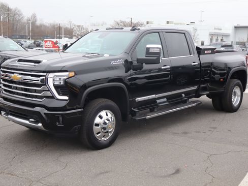 Used 2024 Chevrolet Silverado 3500 High Country w/ Technology Package image 5