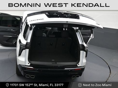 Used 2025 Chevrolet Traverse RS image 33