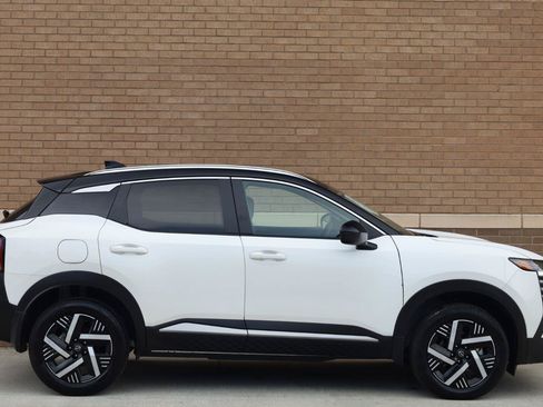 Used 2026 Nissan Kicks SV w/ SV Premium Package FWD image 3