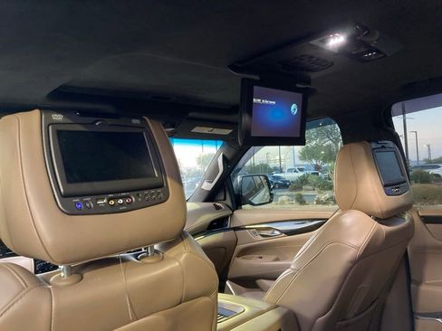 Used 2019 Cadillac Escalade Platinum image 12