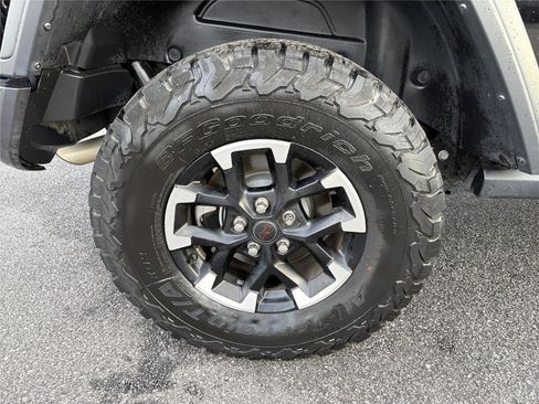 Used 2025 Jeep Wrangler Unlimited Rubicon AWD/4WD image 16