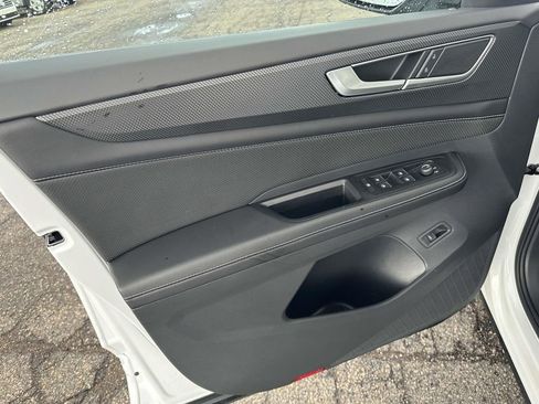 Certified 2025 Volkswagen Atlas Cross Sport SEL R-Line image 19