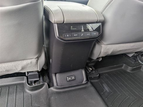 Used 2022 Toyota Highlander XLE image 30
