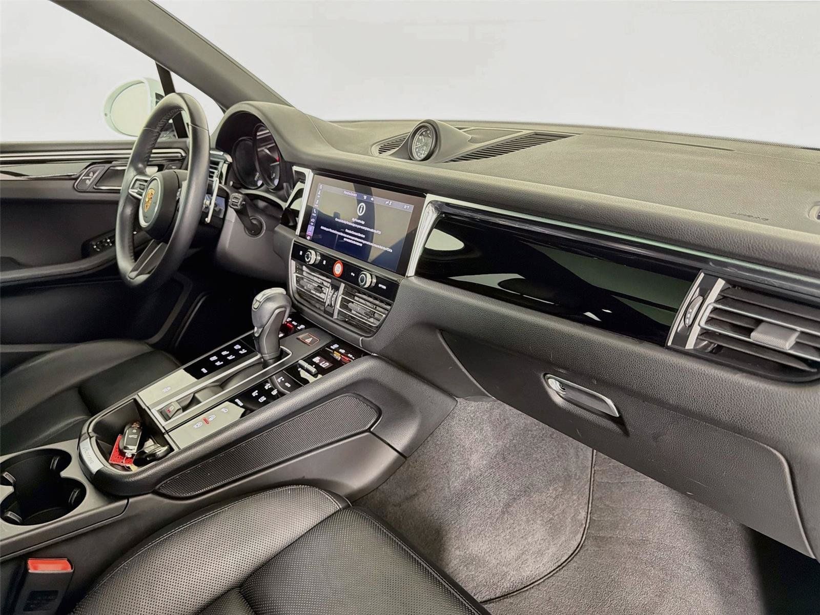 Certified 2022 Porsche Macan AWD/4WD image 29