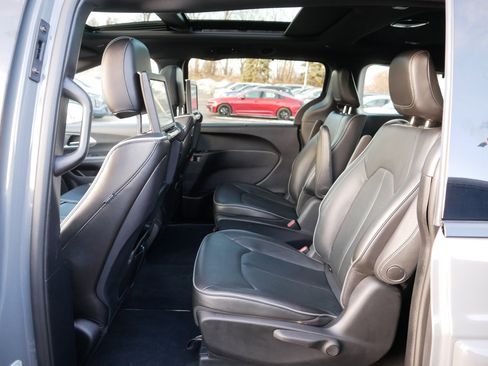 Used 2022 Chrysler Pacifica Limited w/ Uconnect Theater Family Group image 34