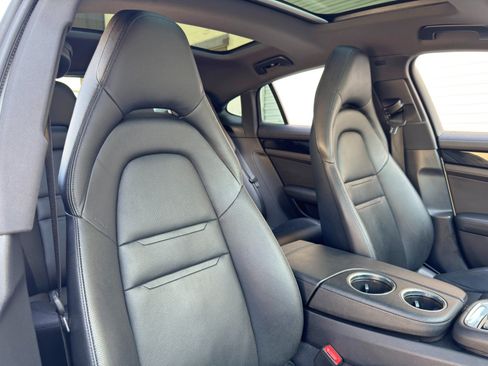 Used 2019 Porsche Panamera RWD image 36