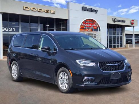 Used 2023 Chrysler Pacifica Touring-L FWD image 2