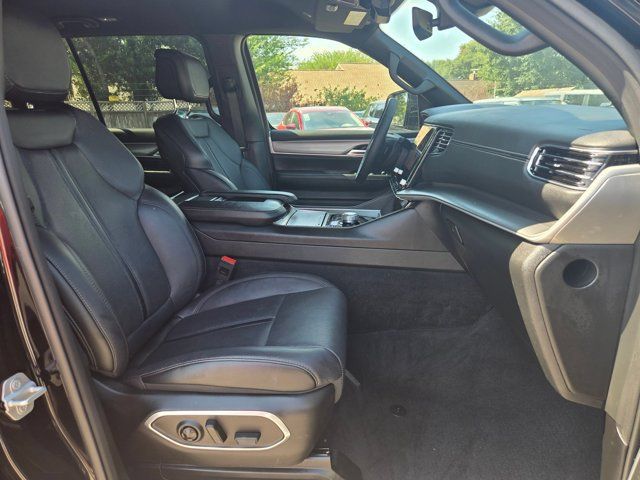 Used 2025 Jeep Wagoneer L Series II AWD/4WD image 30
