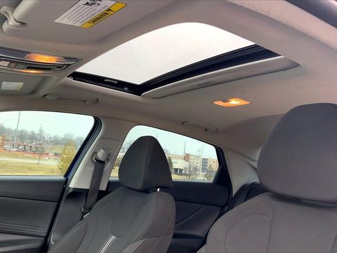 Used 2025 Hyundai Elantra SEL image 21