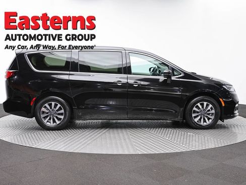 Used 2024 Chrysler Pacifica Limited FWD image 4