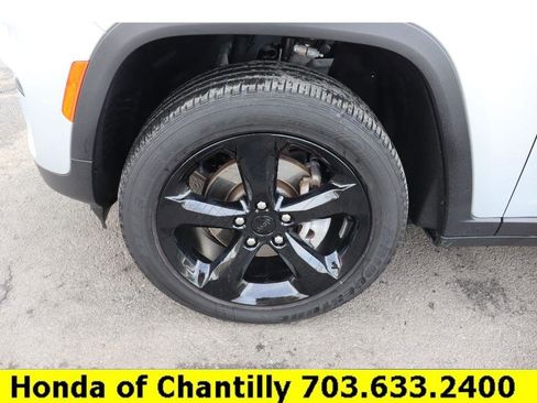 Used 2024 Jeep Grand Cherokee Altitude image 30