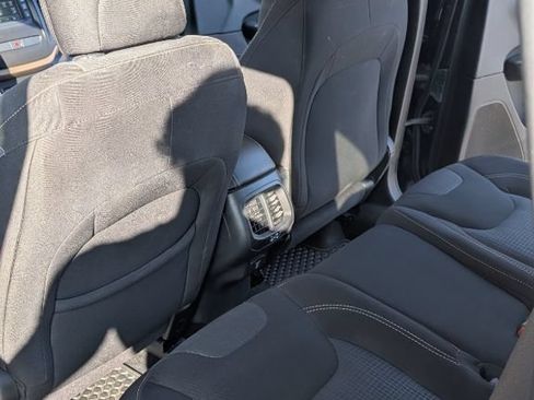 Used 2016 Jeep Cherokee Latitude w/ Cold Weather Group AWD/4WD image 19