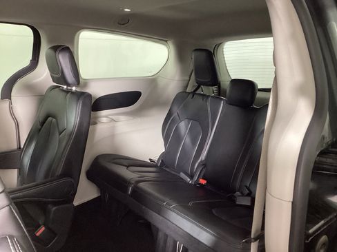 Used 2023 Chrysler Pacifica Touring-L image 13