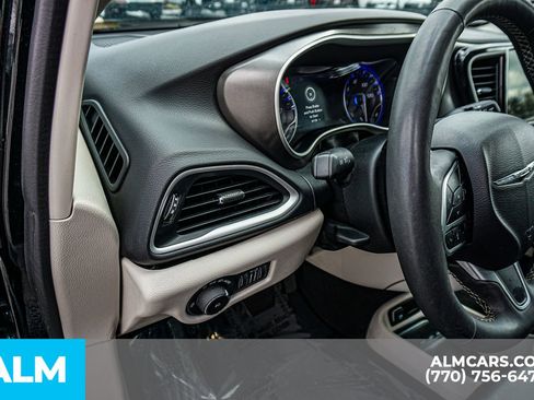 Used 2024 Chrysler Pacifica Touring-L FWD image 38