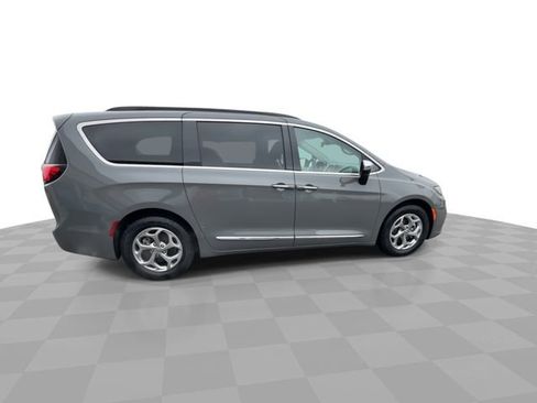 Used 2023 Chrysler Pacifica Limited FWD image 9