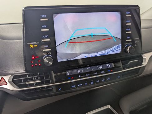 Used 2021 Toyota Sienna XLE FWD image 22