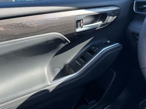 Certified 2025 Toyota Highlander Limited image 35