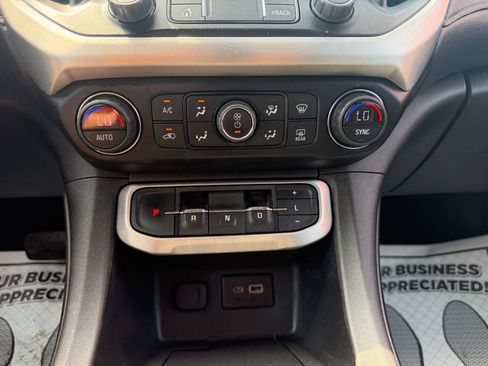 Used 2022 GMC Acadia SLE w/ Driver Convenience Package FWD image 16